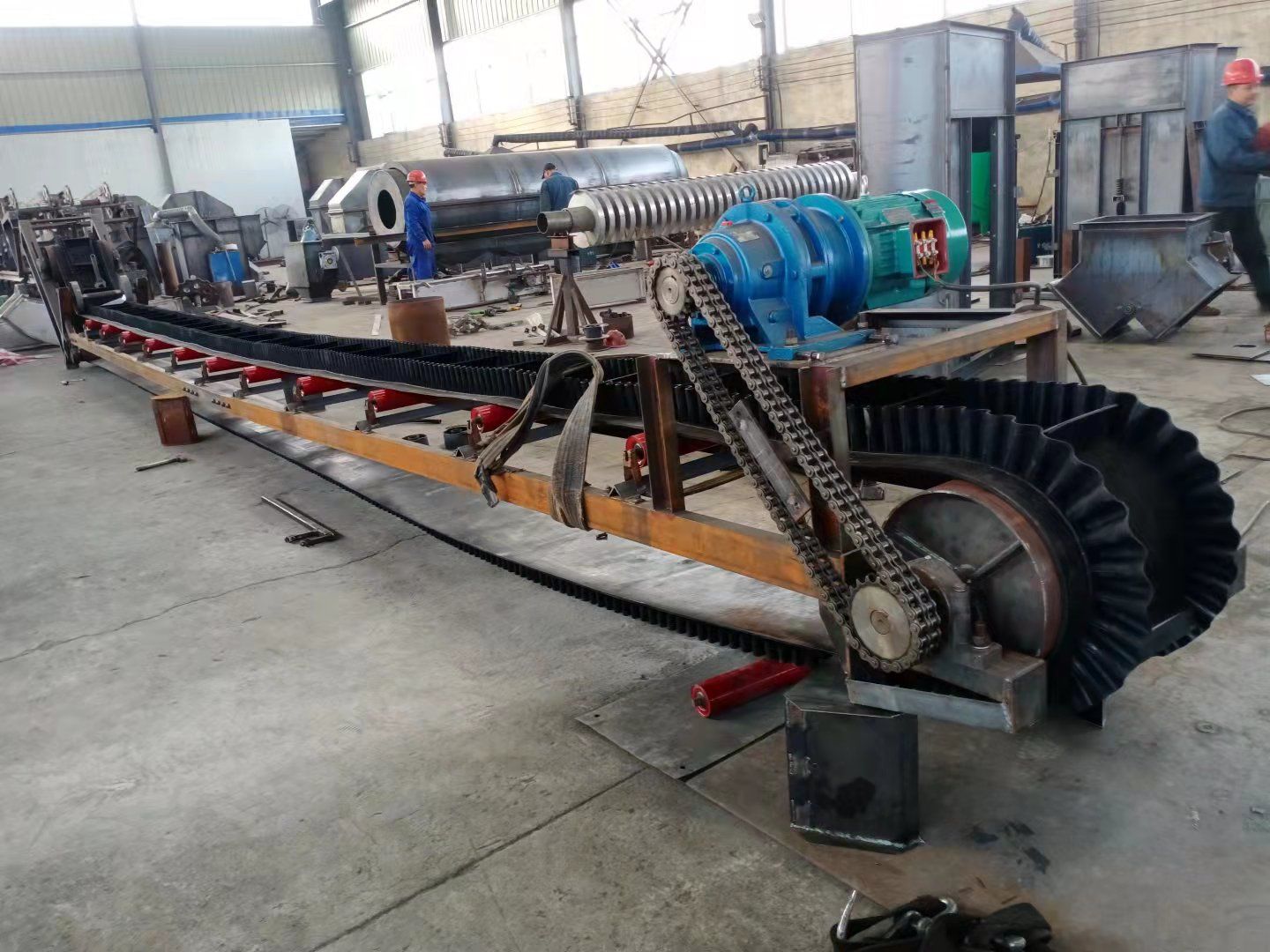 大傾角皮帶輸送機(jī)，即將生產(chǎn)完工
